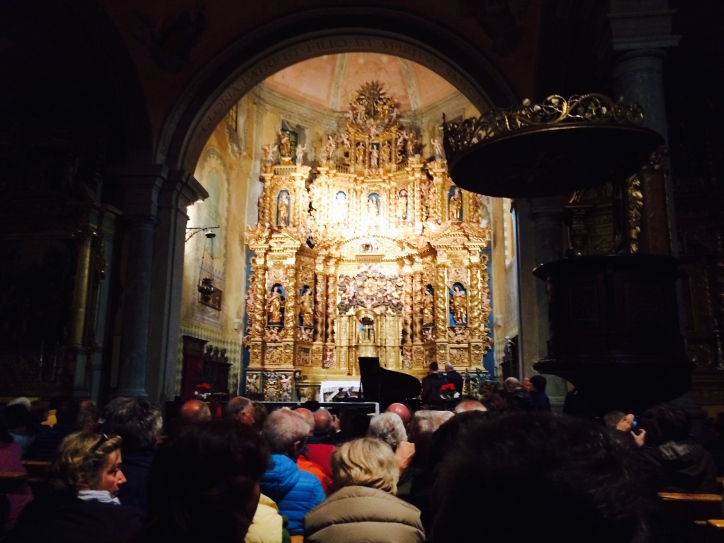 L'altare della chiesa di Antagnod, durante il concerto.